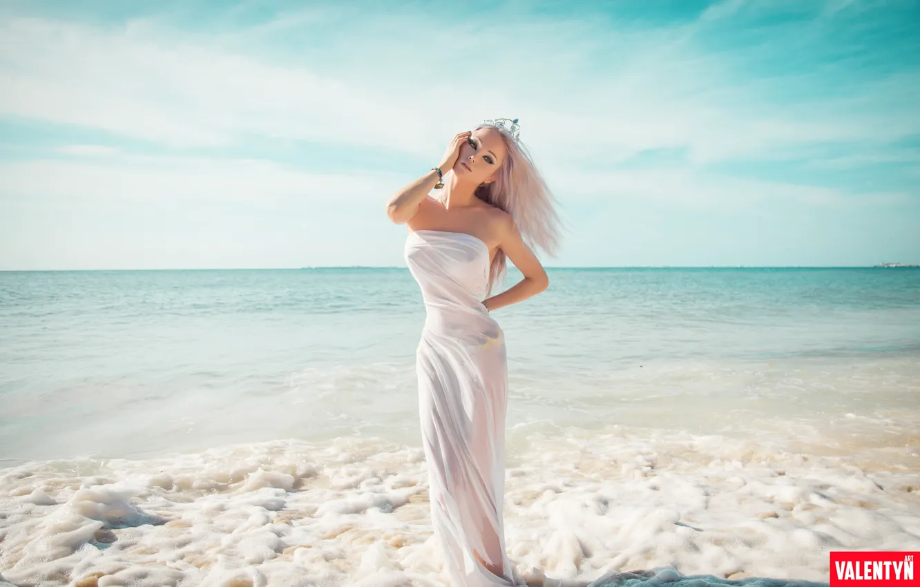 Photo wallpaper sea, the sun, pose, model, portrait, crown, makeup, figure