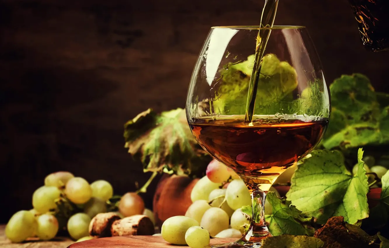 Photo wallpaper glass, grapes, drinks, cognac, bunch
