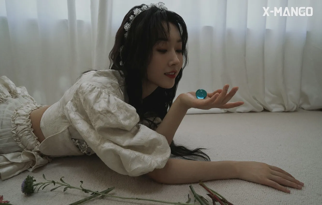 Photo wallpaper girl, balls, hands, actress, China, Xuan Lu, Xuan Lu