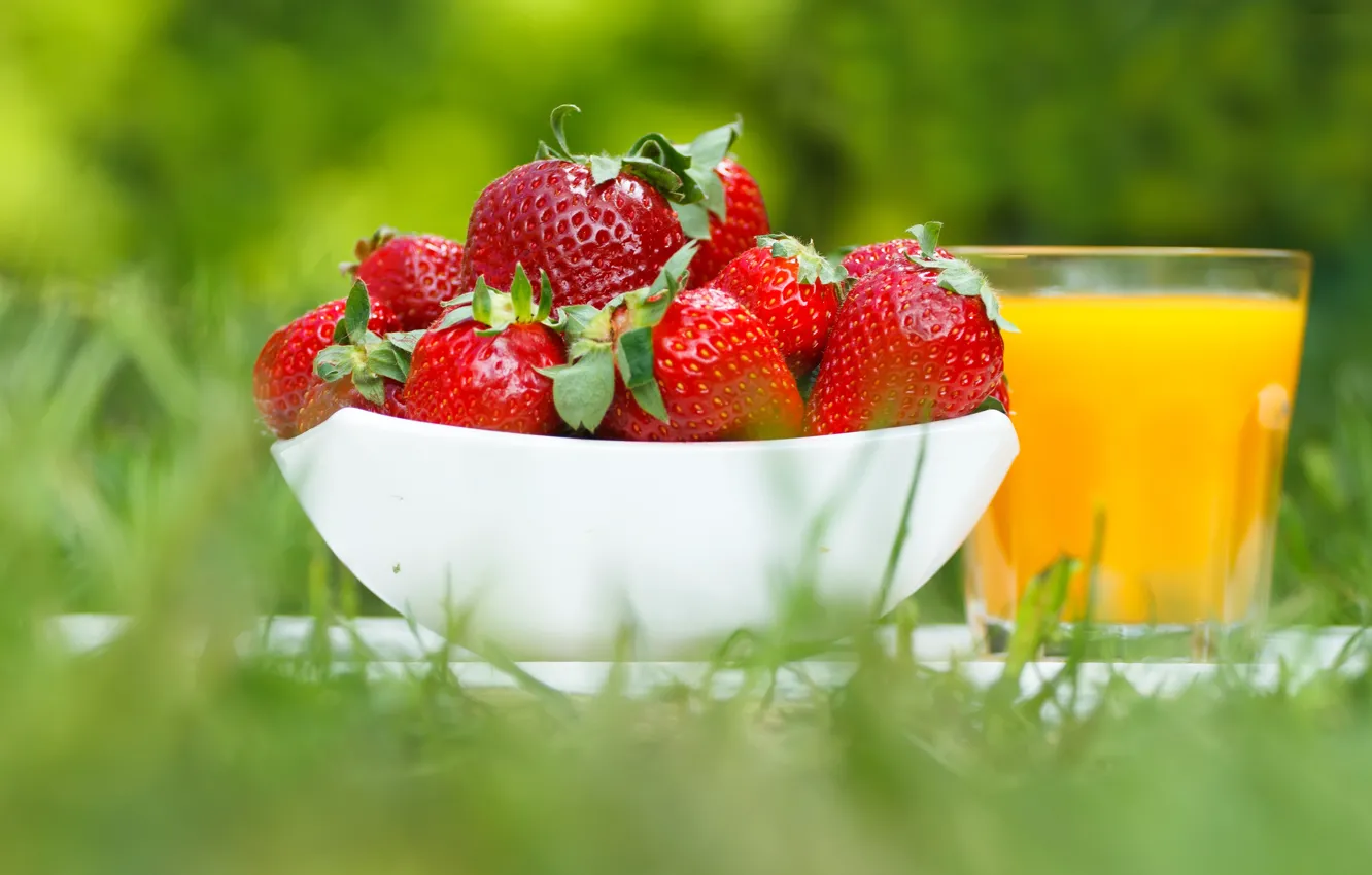 Photo wallpaper strawberry, juice, bowl