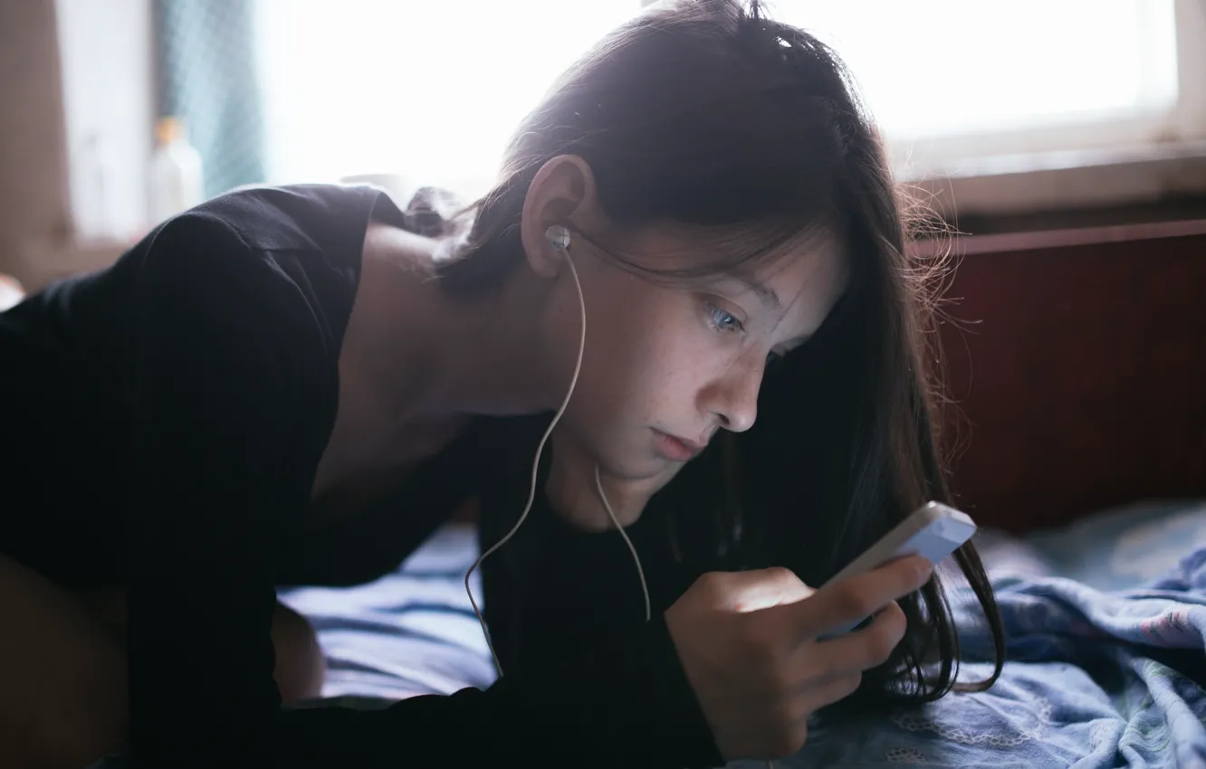 Photo wallpaper girl, headphones, smartphone, Artur Bashirov, ɐнɔɐdʞǝdu qнεиЖ