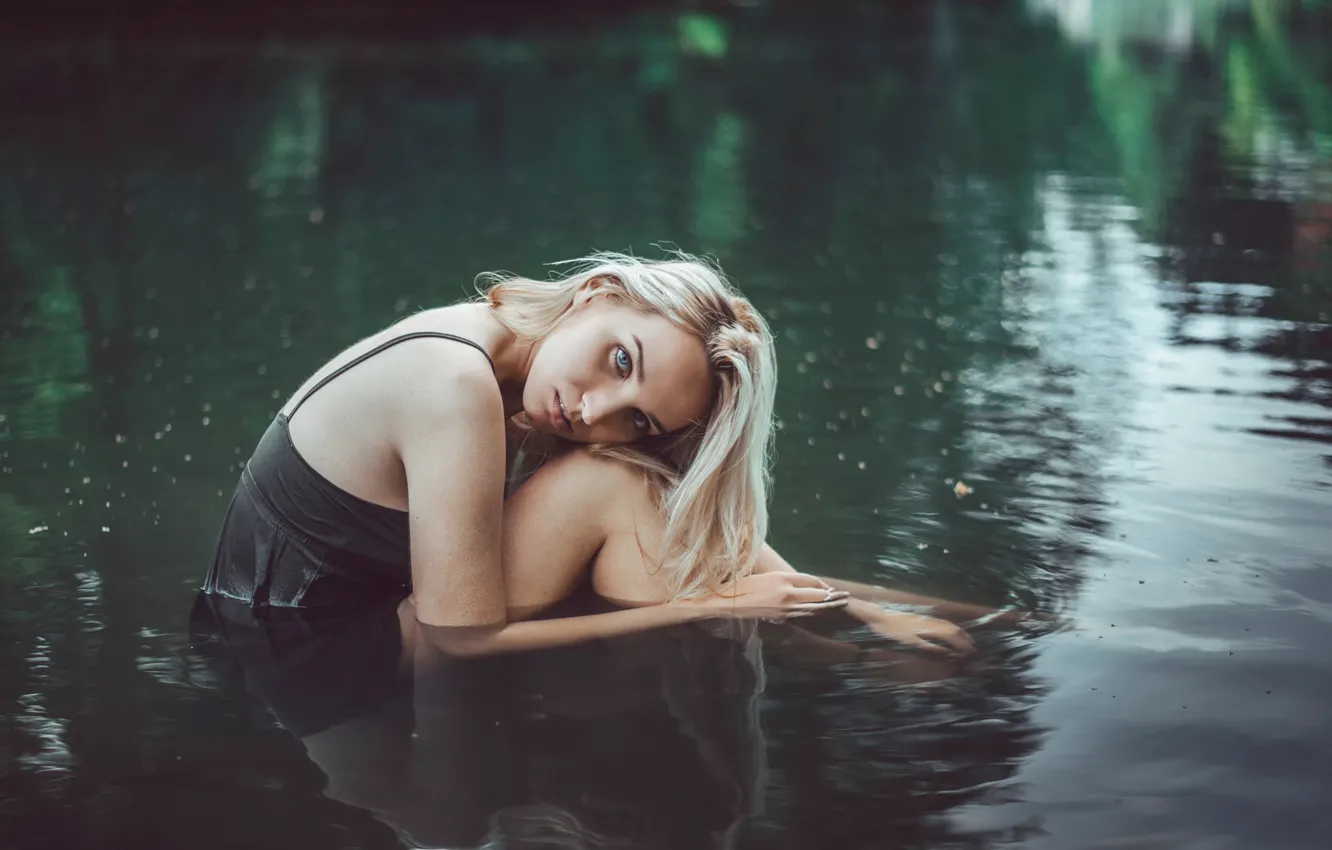 Photo wallpaper girl, goosebumps, in the water, cold