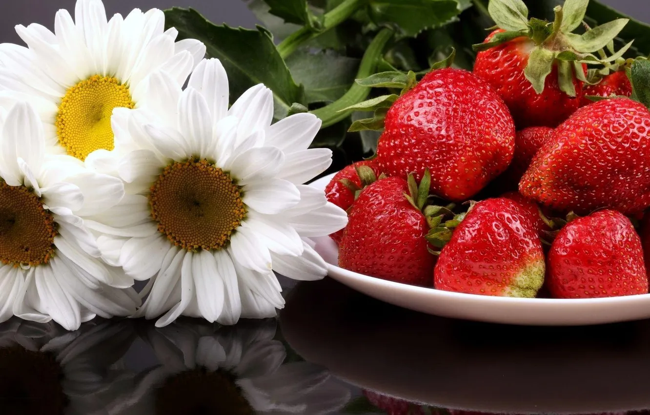 Photo wallpaper reflection, table, chamomile, strawberry
