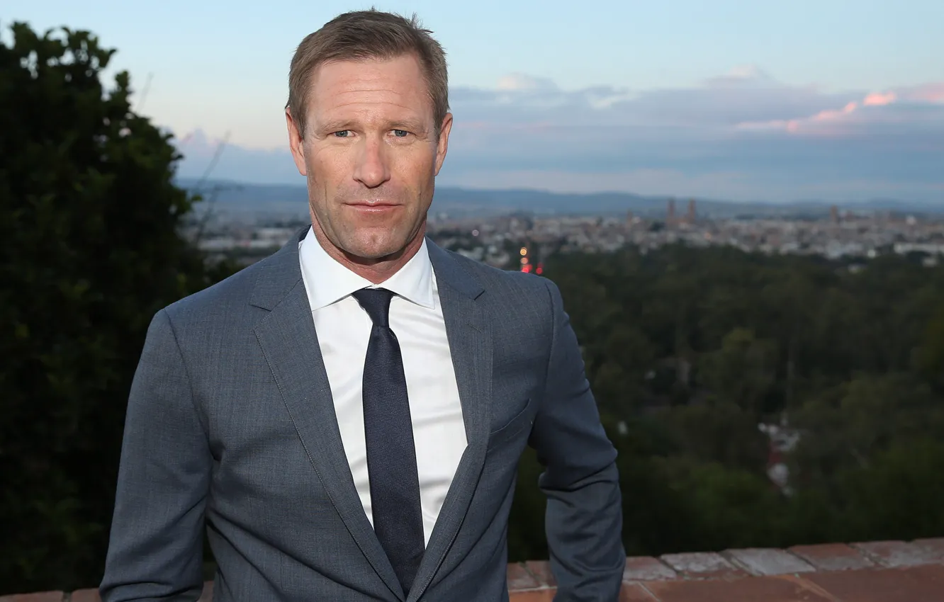 Photo wallpaper street, costume, actor, Aaron Eckhart, Aaron Eckhart