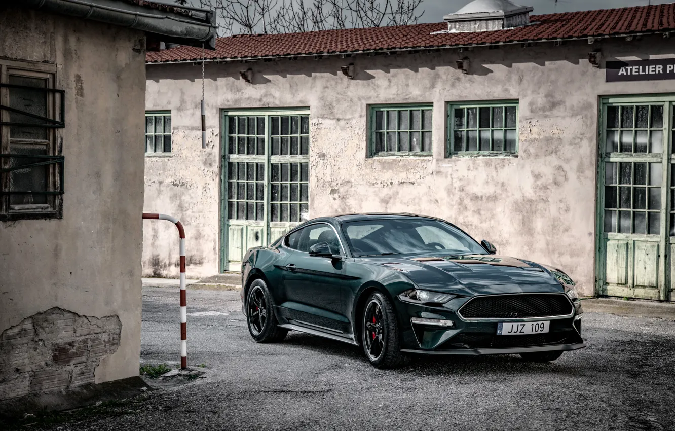 Photo wallpaper Mustang, Ford, buildings, 2018, Bullitt, fastback