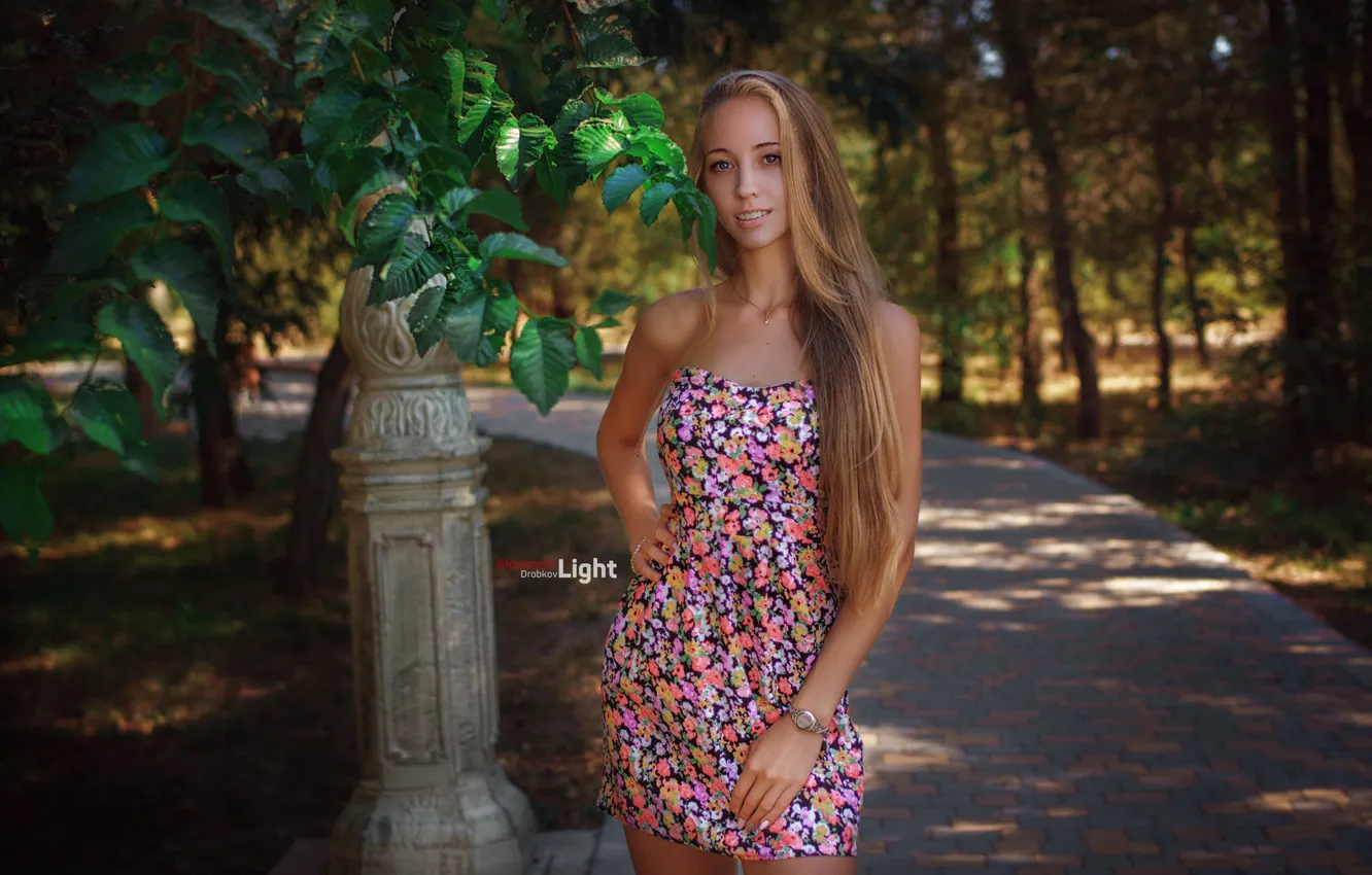 Photo wallpaper look, girl, trees, branches, Park, model, portrait, makeup