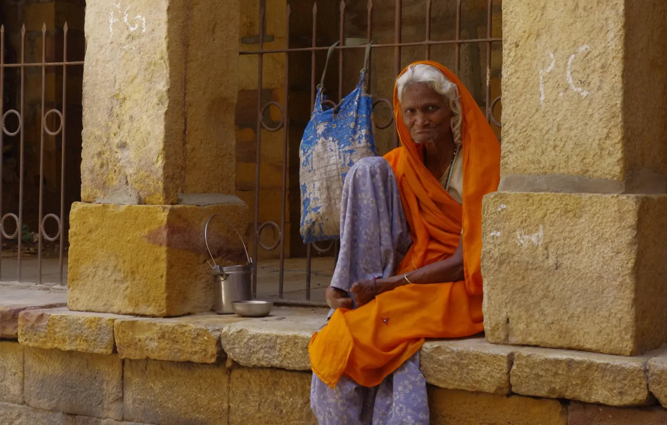 Photo wallpaper India, sitting, poverty, gray, grandma