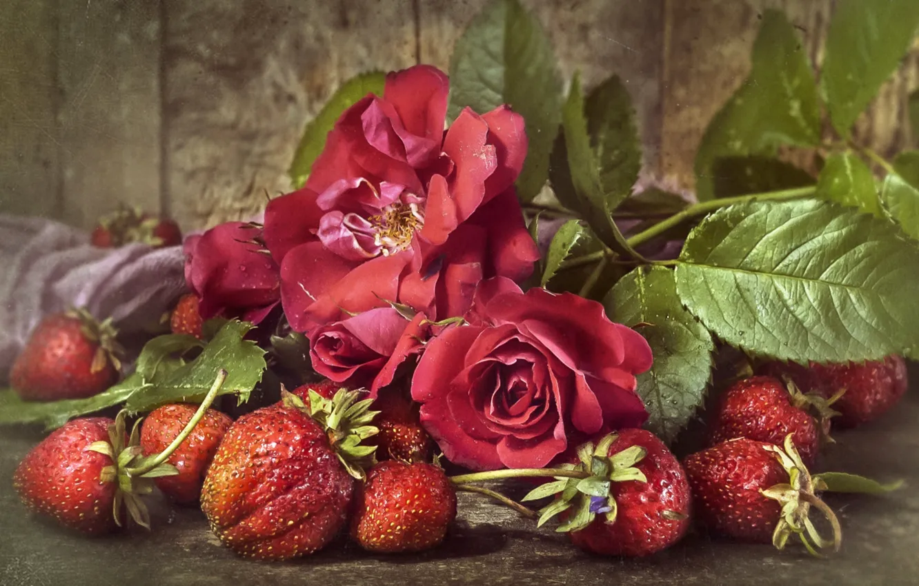 Photo wallpaper red, berries, roses, strawberry