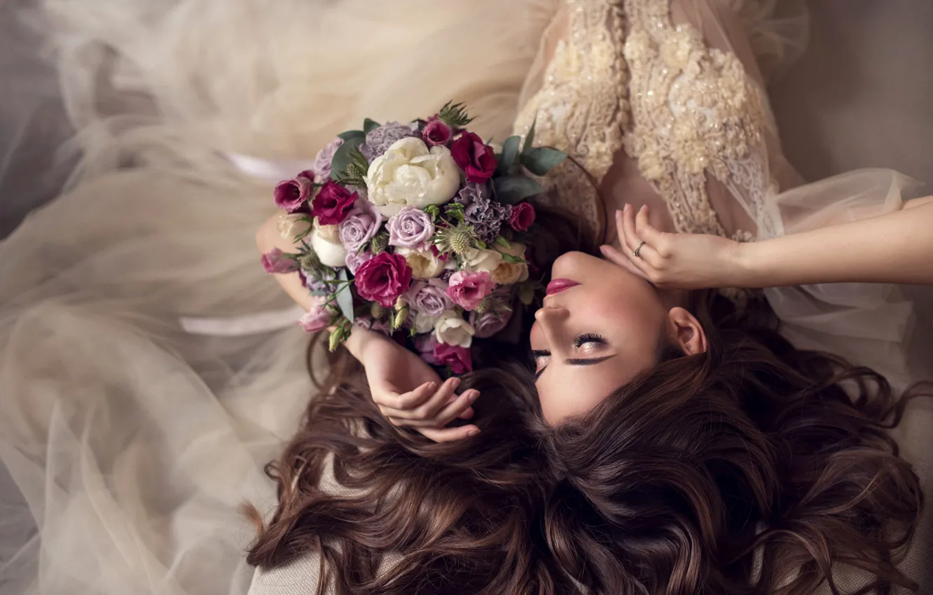 Photo wallpaper girl, flowers, face, pose, style, hair, bouquet, hands