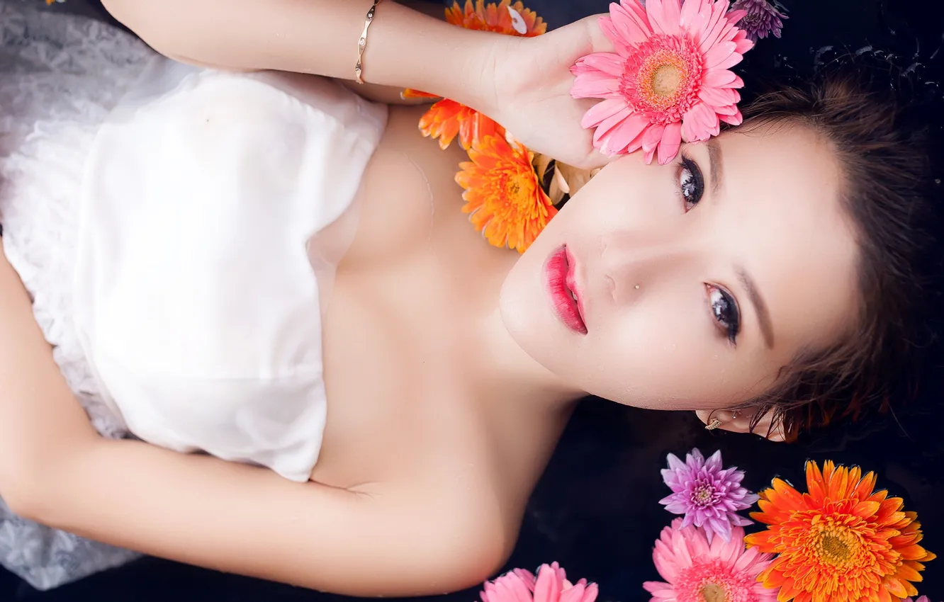 Photo wallpaper water, girl, flowers