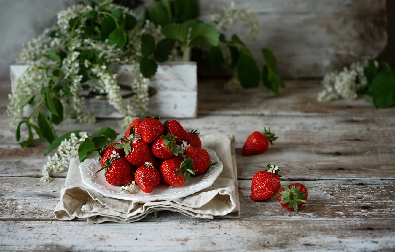 Photo wallpaper berries, strawberry, plate, ripe, Egrigorovich