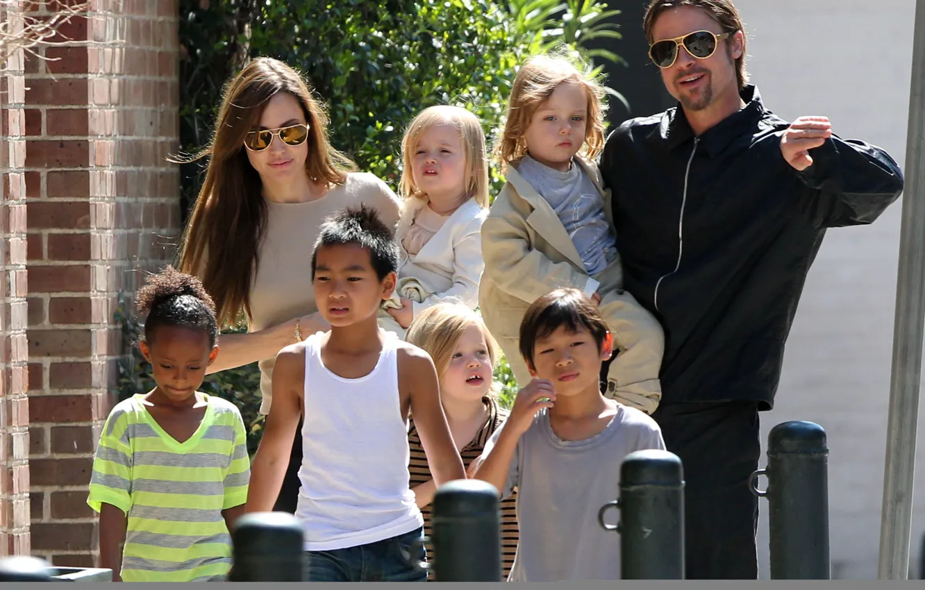 Photo wallpaper children, people, family, glasses, mom, Brad Pitt, son, dad
