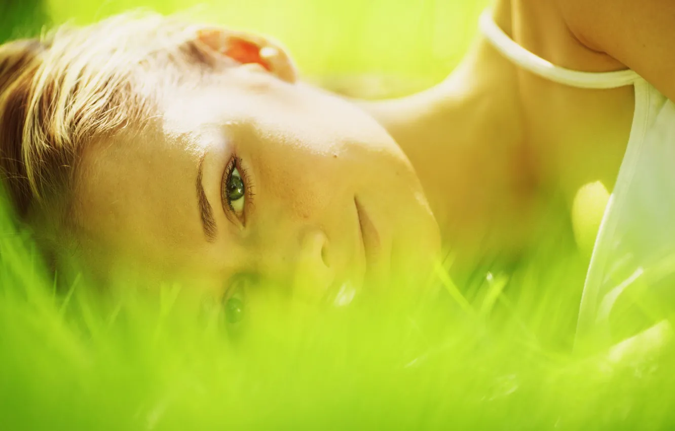 Photo wallpaper greens, grass, eyes, look, girl, the sun, macro, nature