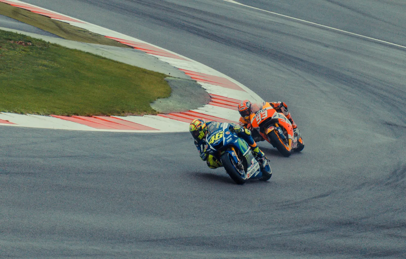 Photo wallpaper Honda, Yamaha, MotoGP, Valentino Rossi, Silverstone, Marc Marquez