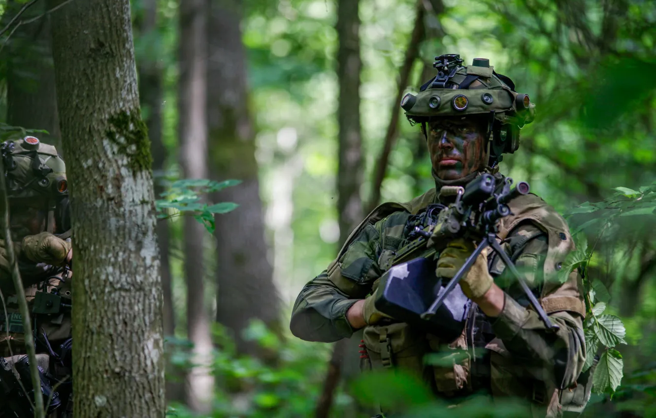 Photo wallpaper forest, soldiers, equipment, machine gun