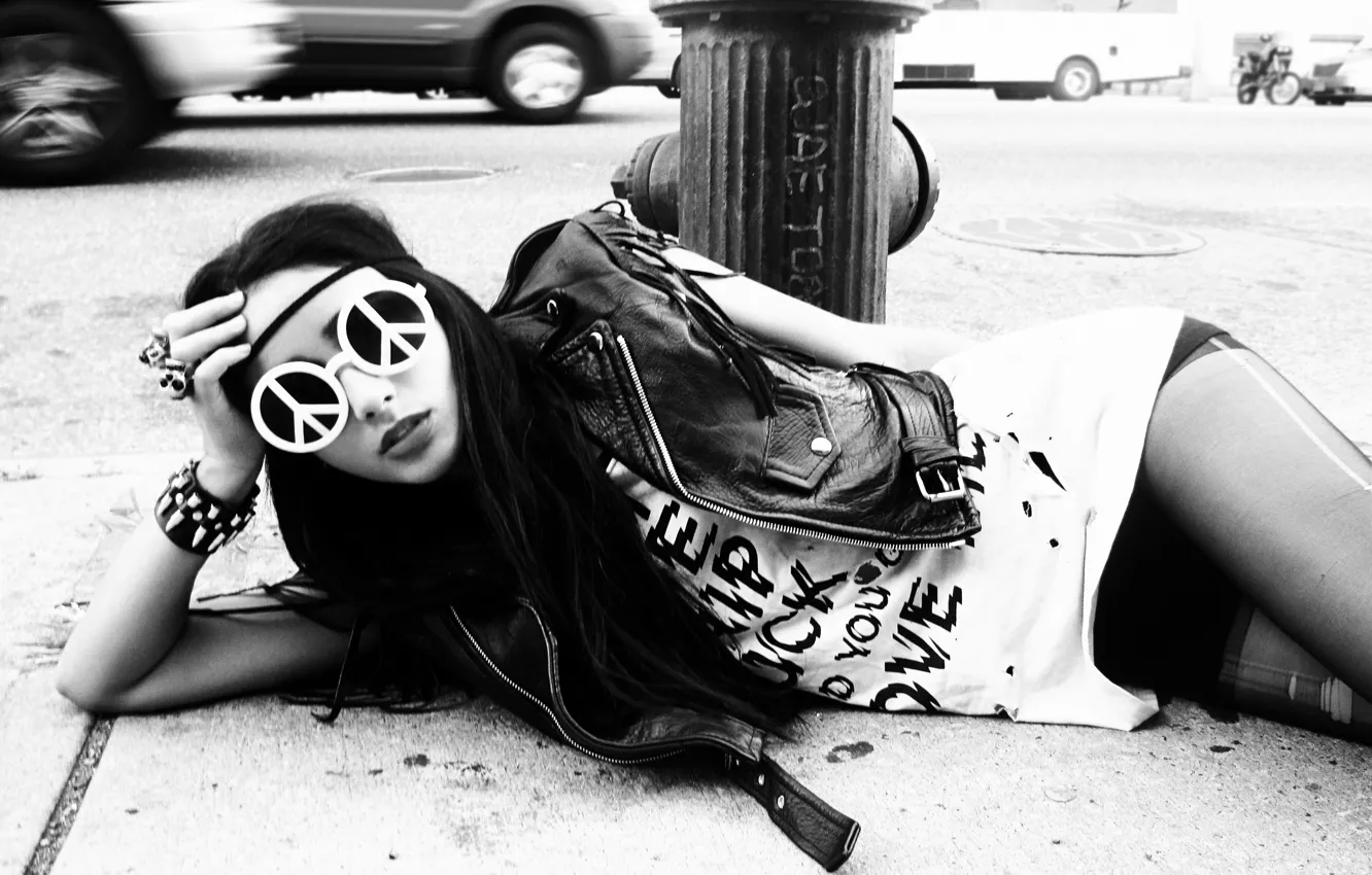 Photo wallpaper girl, love, black, peace, night, lips, singer, hands