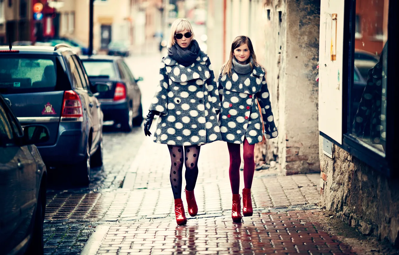 Photo wallpaper the city, street, clothing, girl, fashion, mom, daughter