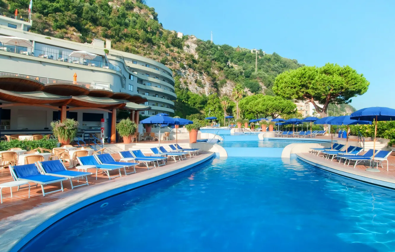 Photo wallpaper the sun, trees, rocks, umbrella, pool, Italy, the hotel, resort