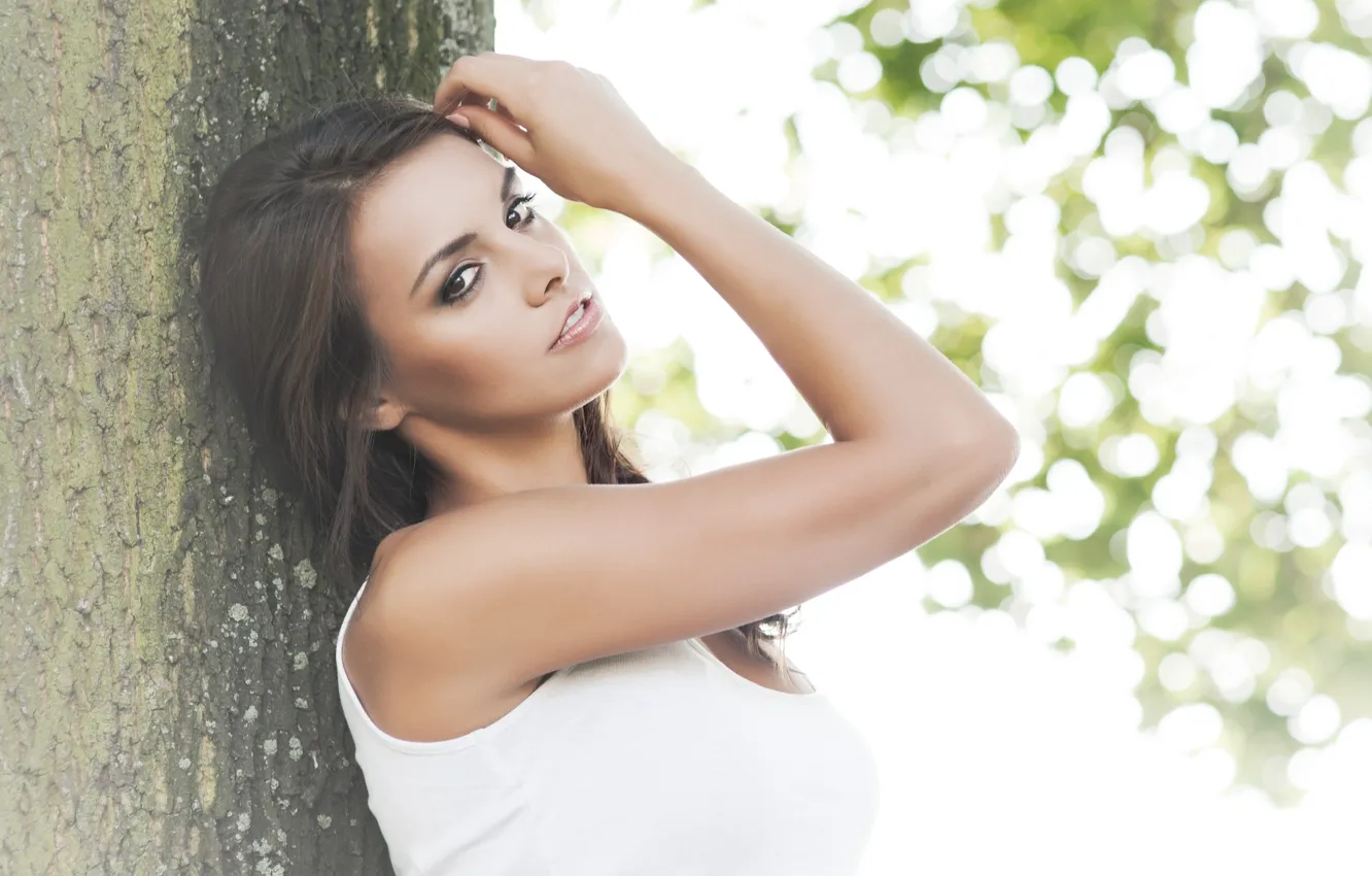 Photo wallpaper look, girl, trees, foliage, model, brunette, t-shirt, brown eyes