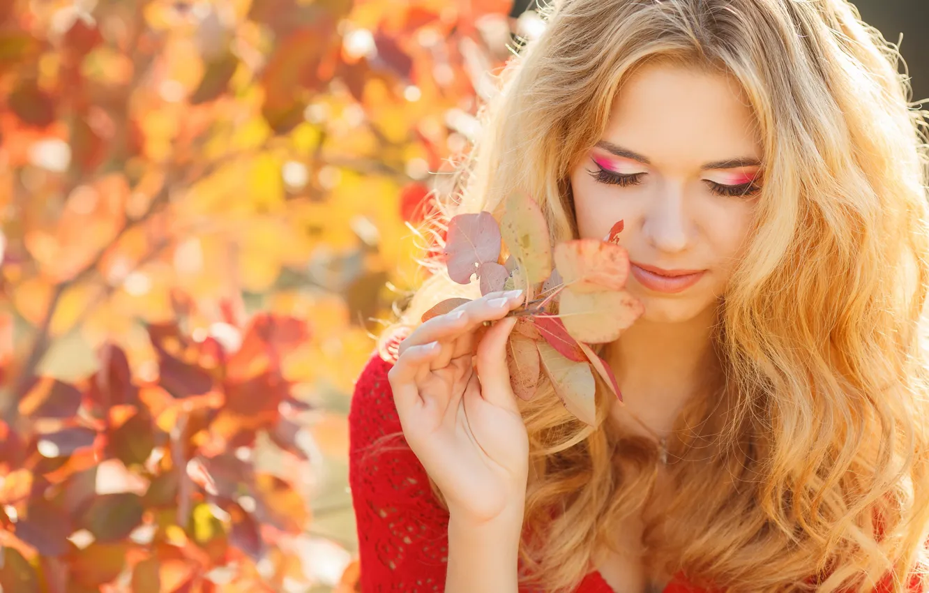 Photo wallpaper autumn, look, girl, smile, leaf, makeup, blonde