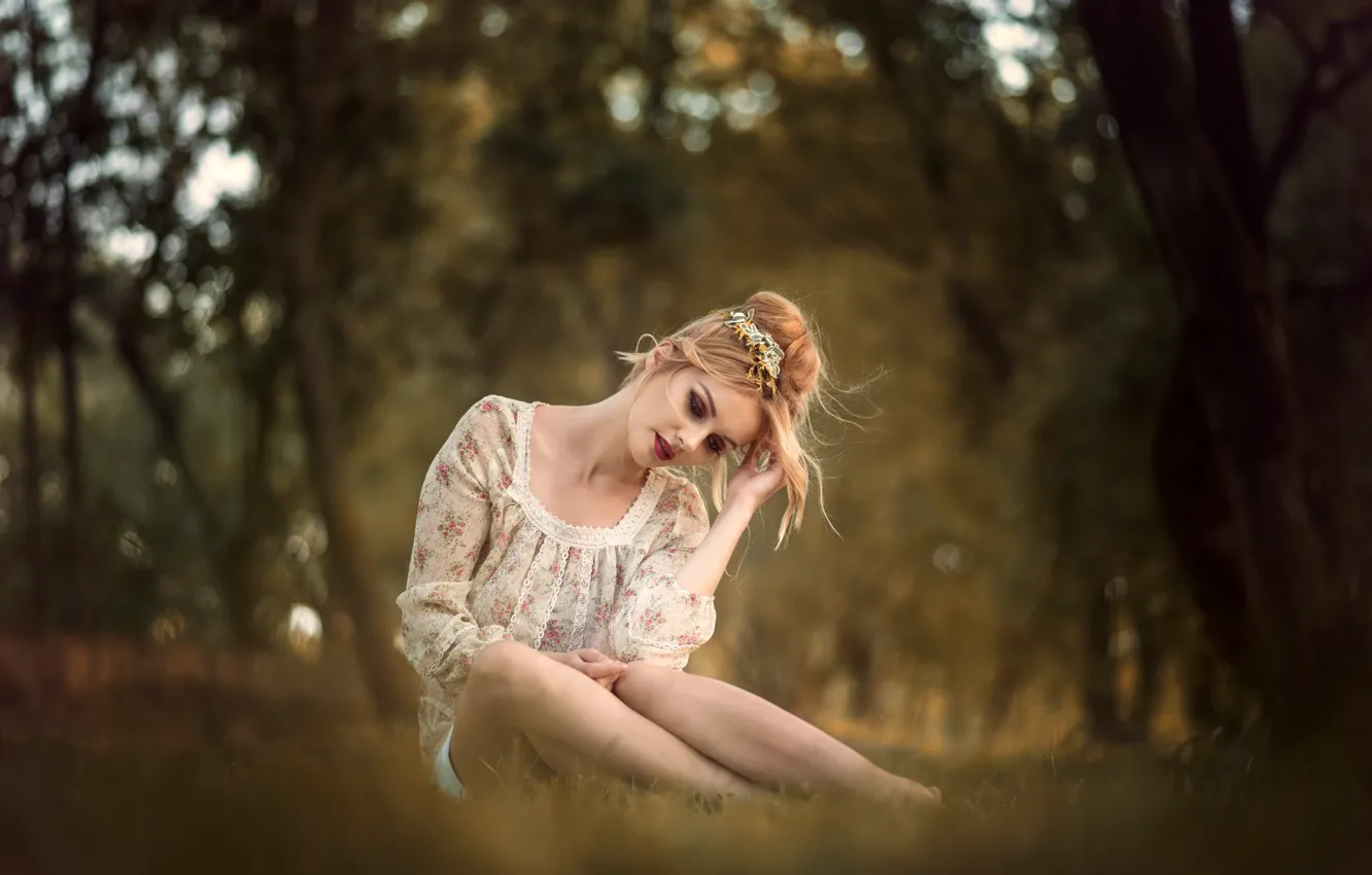 Photo wallpaper trees, pose, Park, model, portrait, makeup, hairstyle, blonde