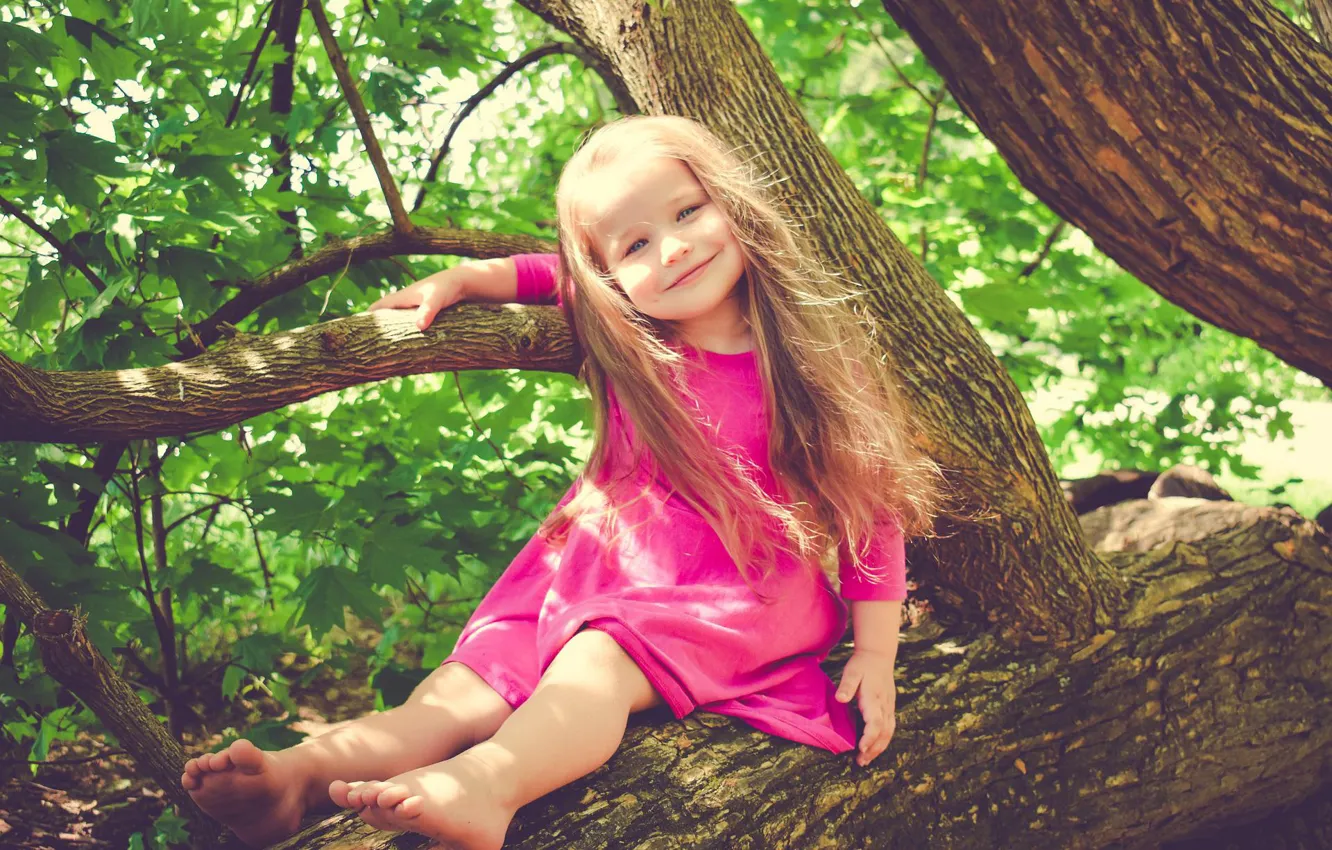 Photo wallpaper smile, positive, smile, little girl, little girl, positive, green foliage, sitting on a tree
