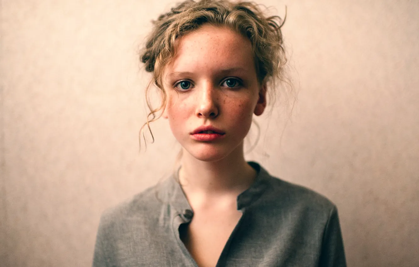 Photo wallpaper girl, background, portrait, freckles, sponge, bokeh