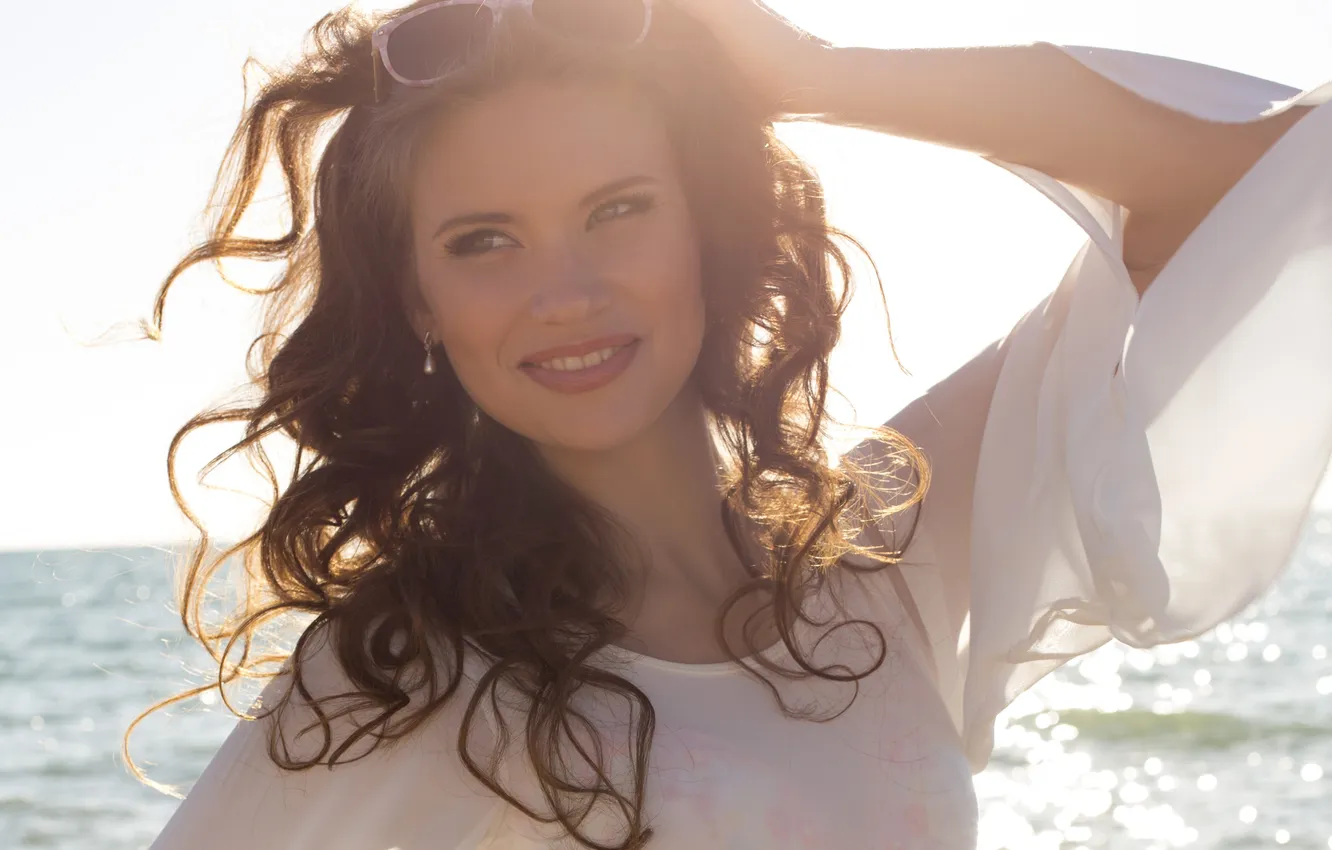 Photo wallpaper sea, girl, joy, curls, sunglasses