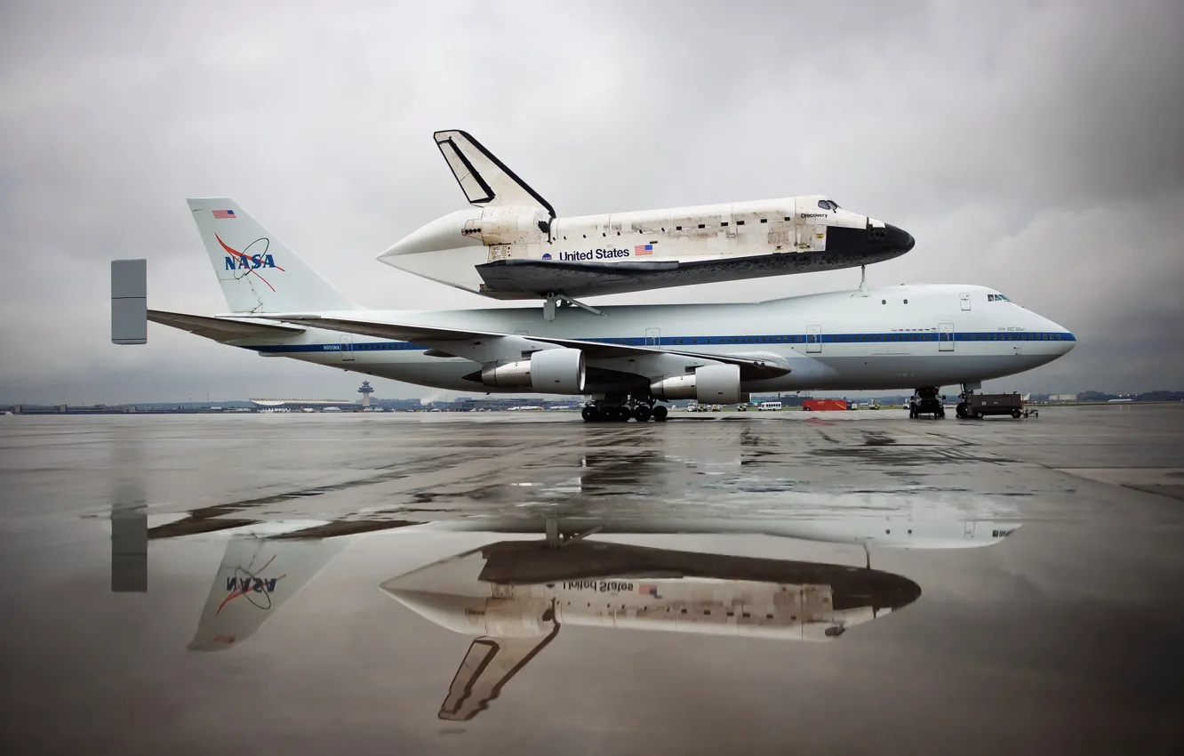 Photo wallpaper reflection, puddle, Discovery, the plane, NASA, Shuttle, the airfield, NASA