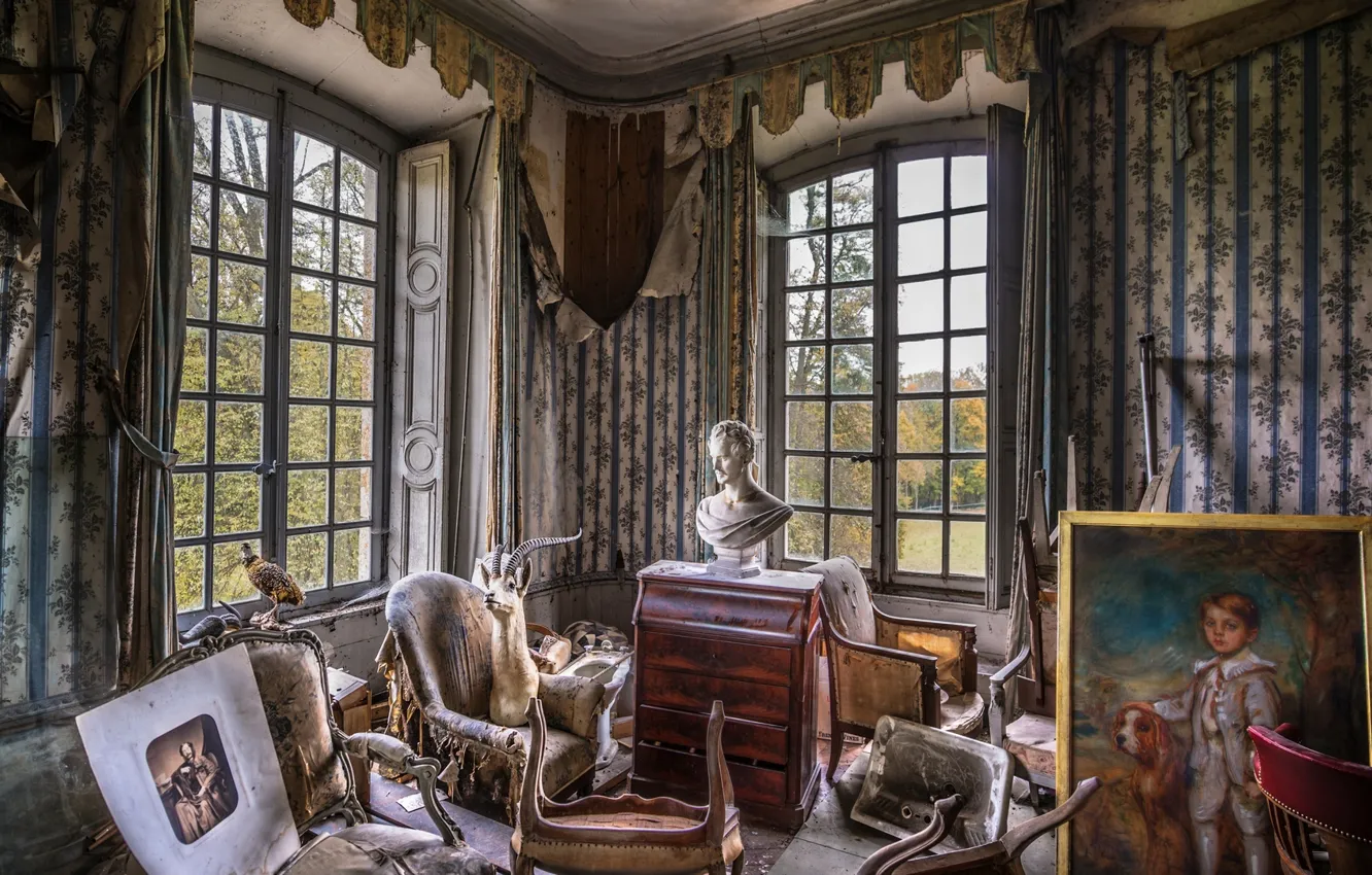 Photo wallpaper windows, room, paintings, disorder, works of art, sculptures