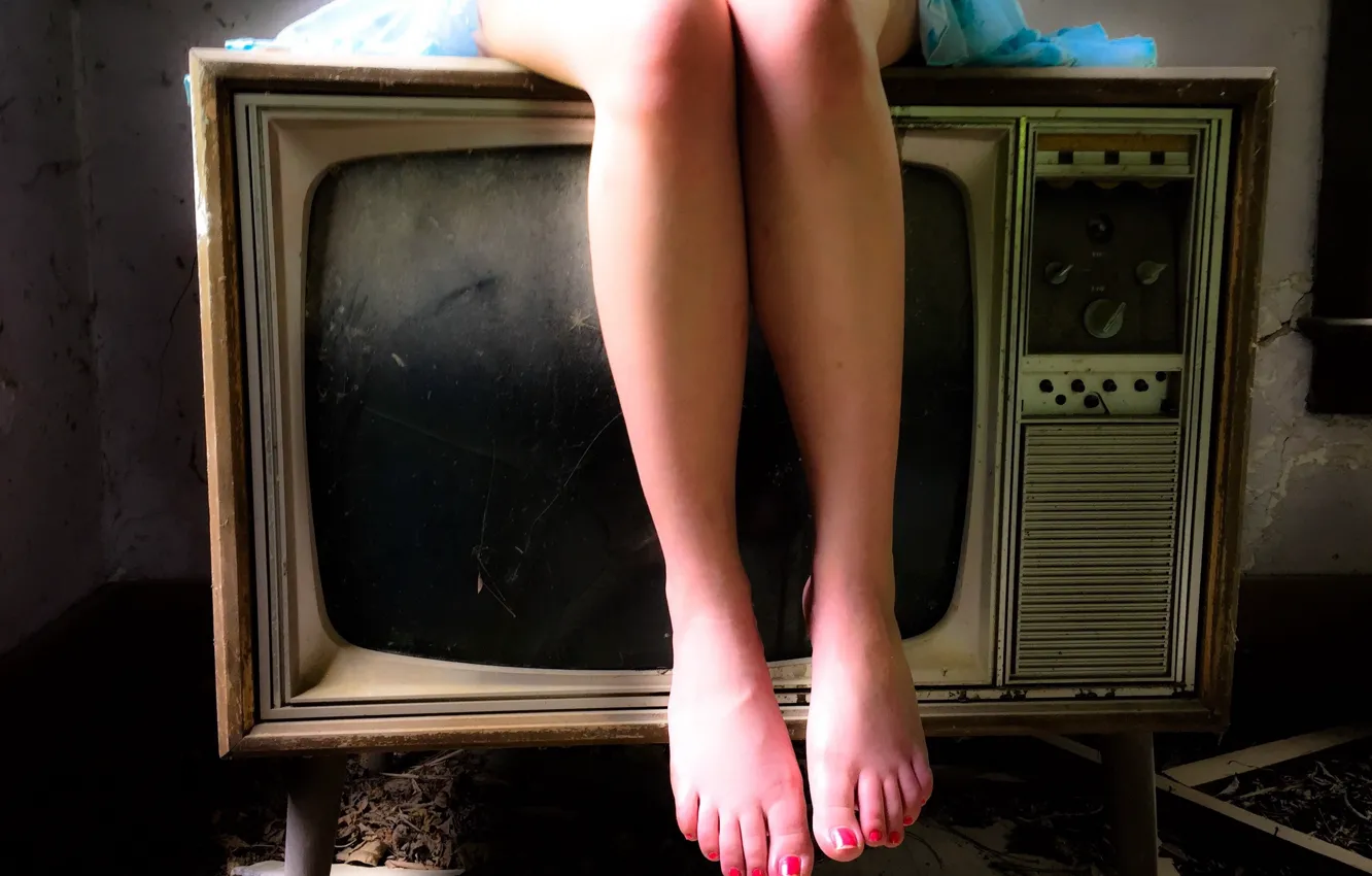 Photo wallpaper girl, feet, TV