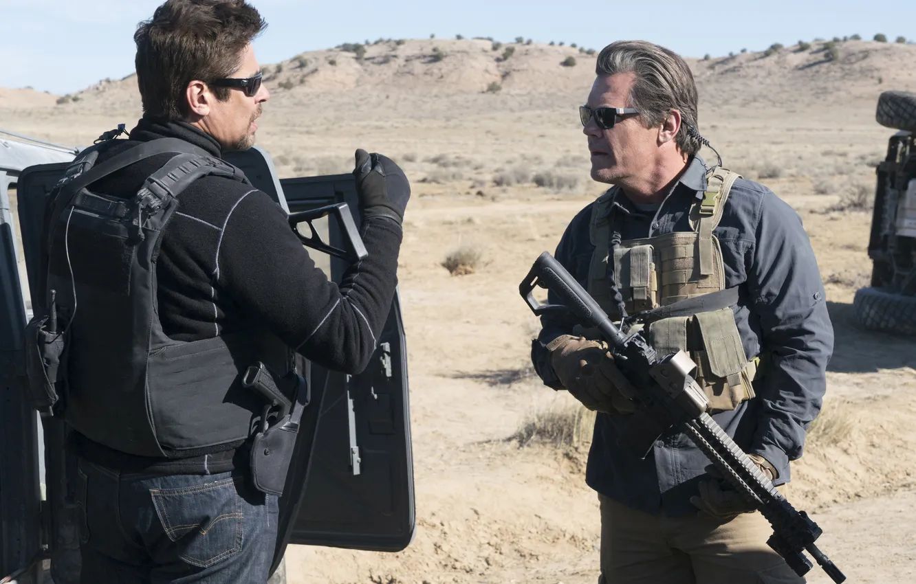 Photo wallpaper machine, weapons, frame, Benicio Del Toro, action, Josh Brolin, Josh Brolin, Benicio Del Toro