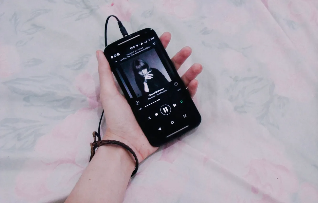 Photo wallpaper music, bed, player, hand, Samsung, bracelet, The Machine, cell phone