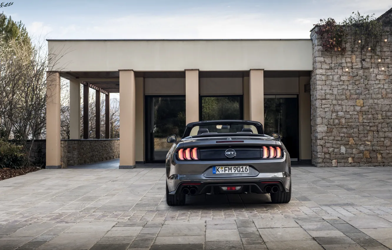 Photo wallpaper the building, Ford, convertible, rear view, 2018, dark gray, Mustang GT 5.0 Convertible