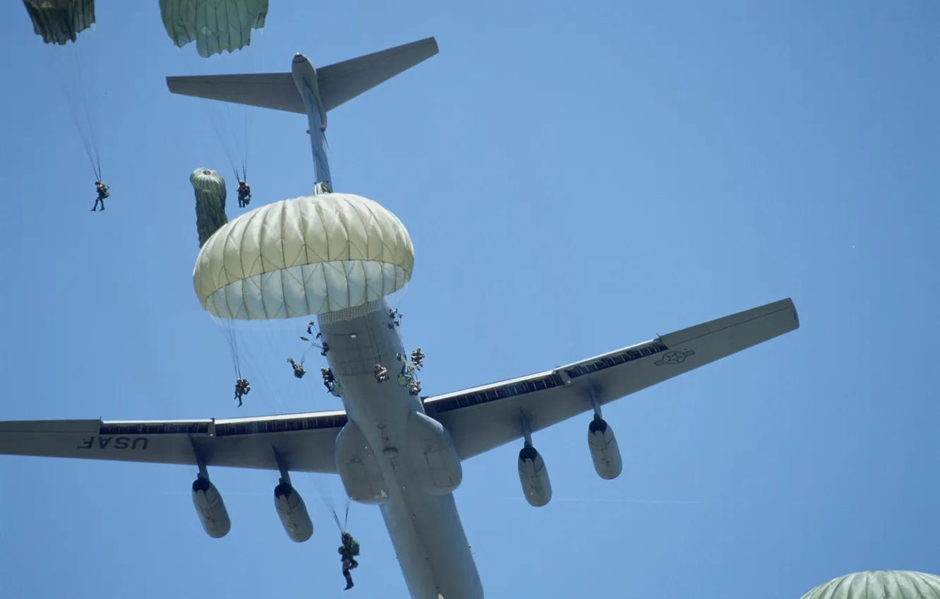 Photo wallpaper the plane, jump, military, C-141B, landing