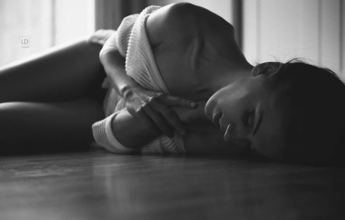 Photo wallpaper pose, model, b/W, lies, beautiful, photographer, Lukasz Derengowski
