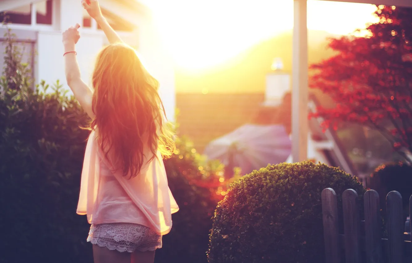 Photo wallpaper summer, girl, the sun, light, the city, hair, hands
