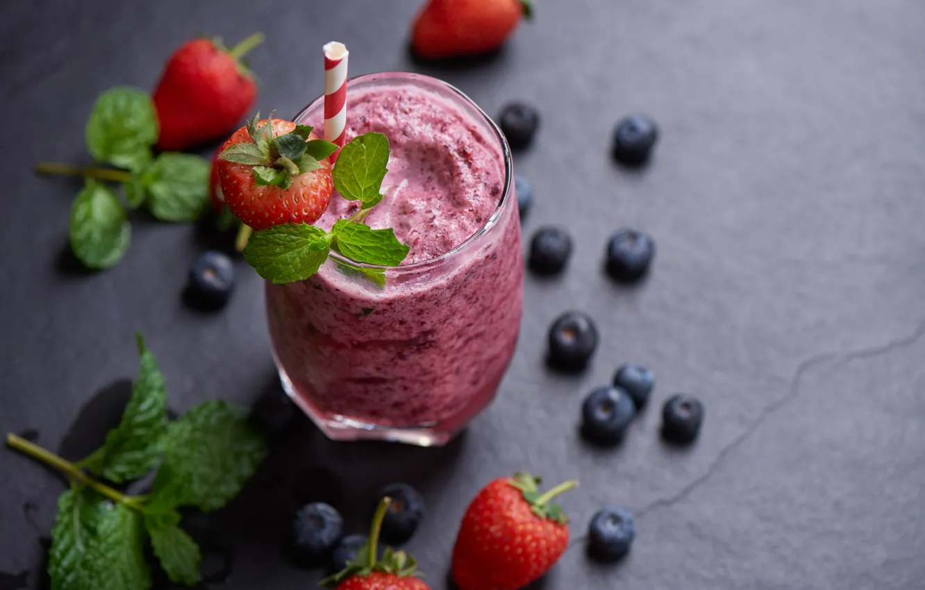 Photo wallpaper glass, berries, blueberries, strawberry, mint, blueberries, smoothies