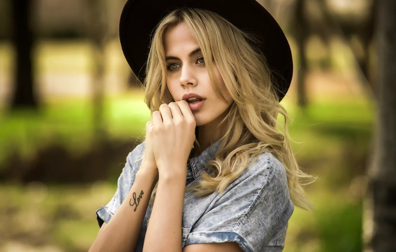 Photo wallpaper trees, pose, Park, model, portrait, hat, hands, makeup