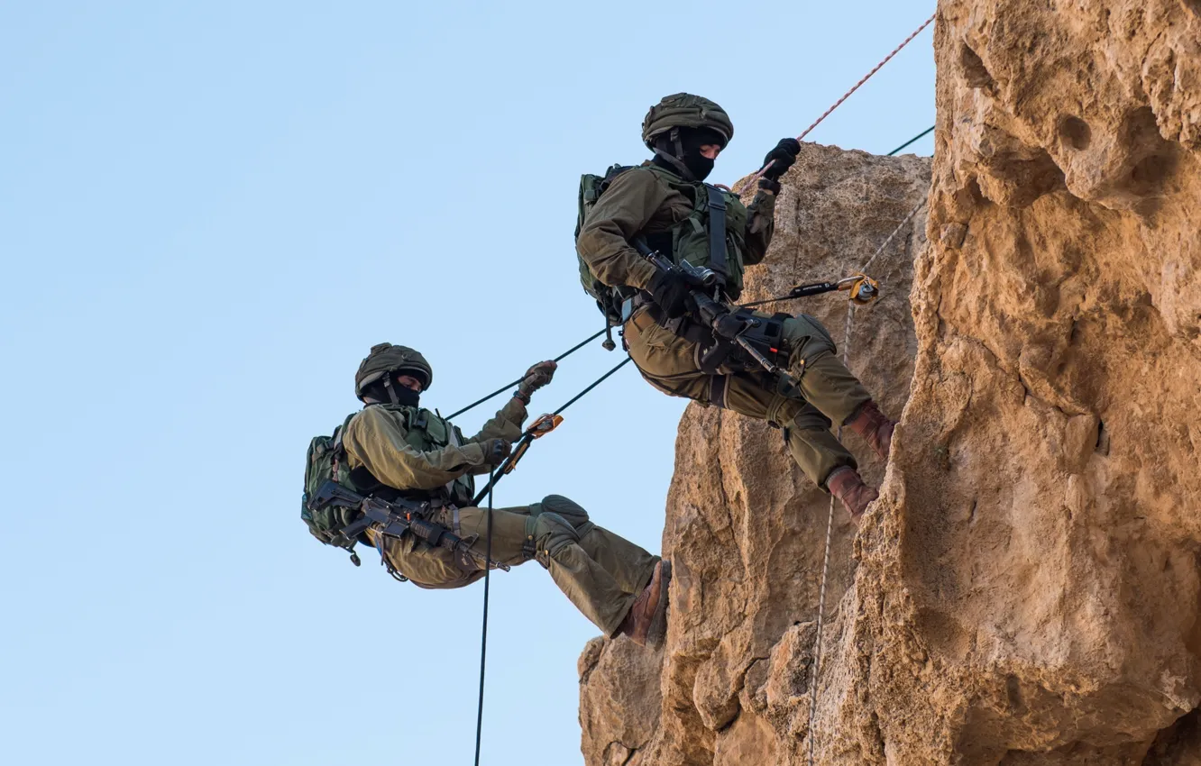 Photo wallpaper rock, weapons, rope, soldiers