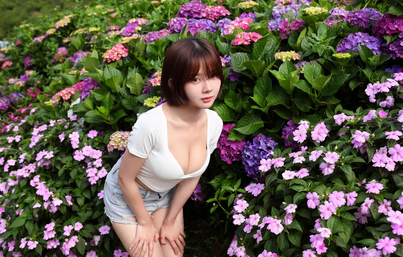 Photo wallpaper look, flowers, model, shorts, portrait, makeup, Mike, figure
