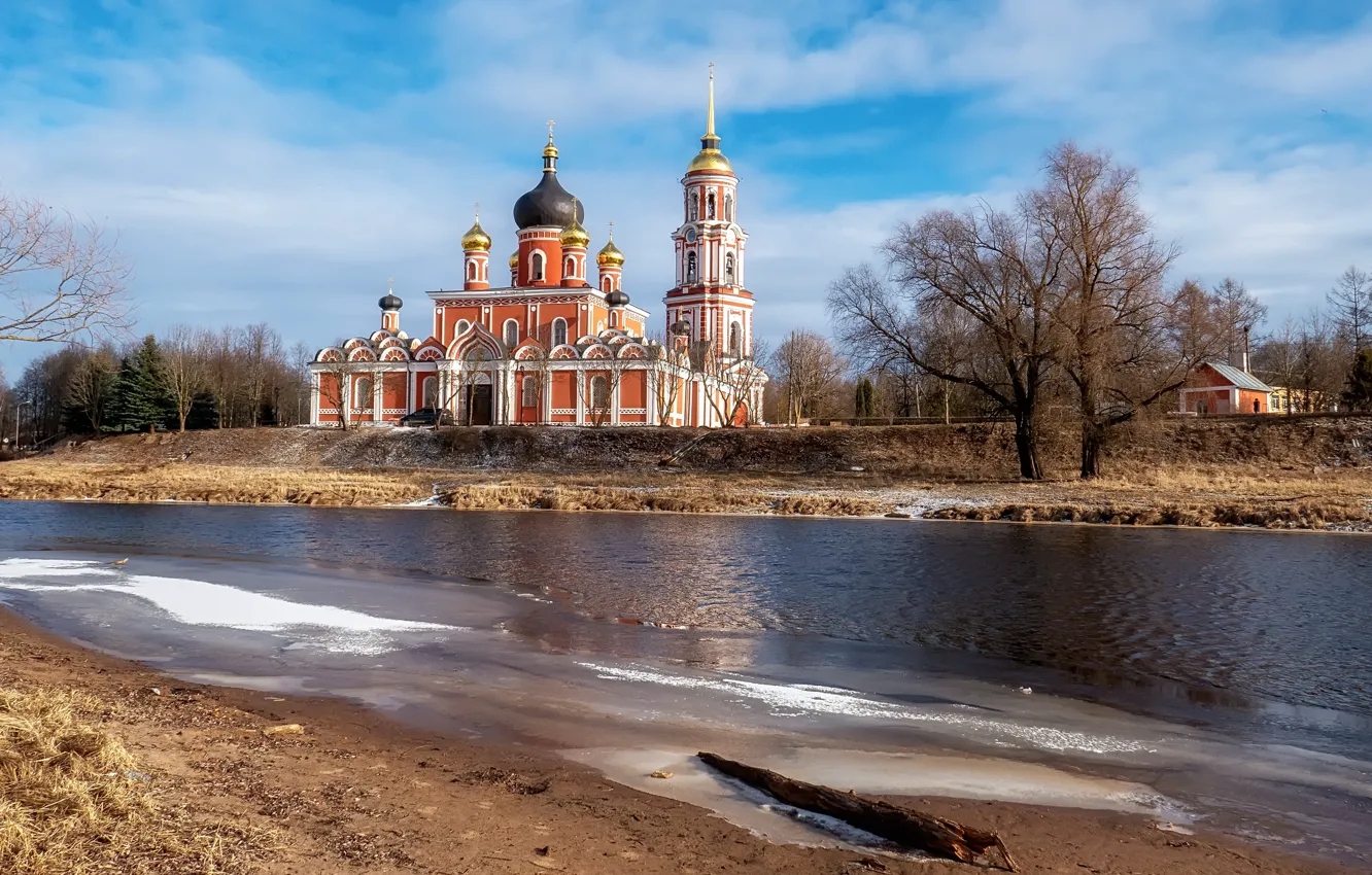 Photo wallpaper Russia, Novgorod oblast, Staraya Russa, view of the Resurrection Cathedral, The bank of the Polist …