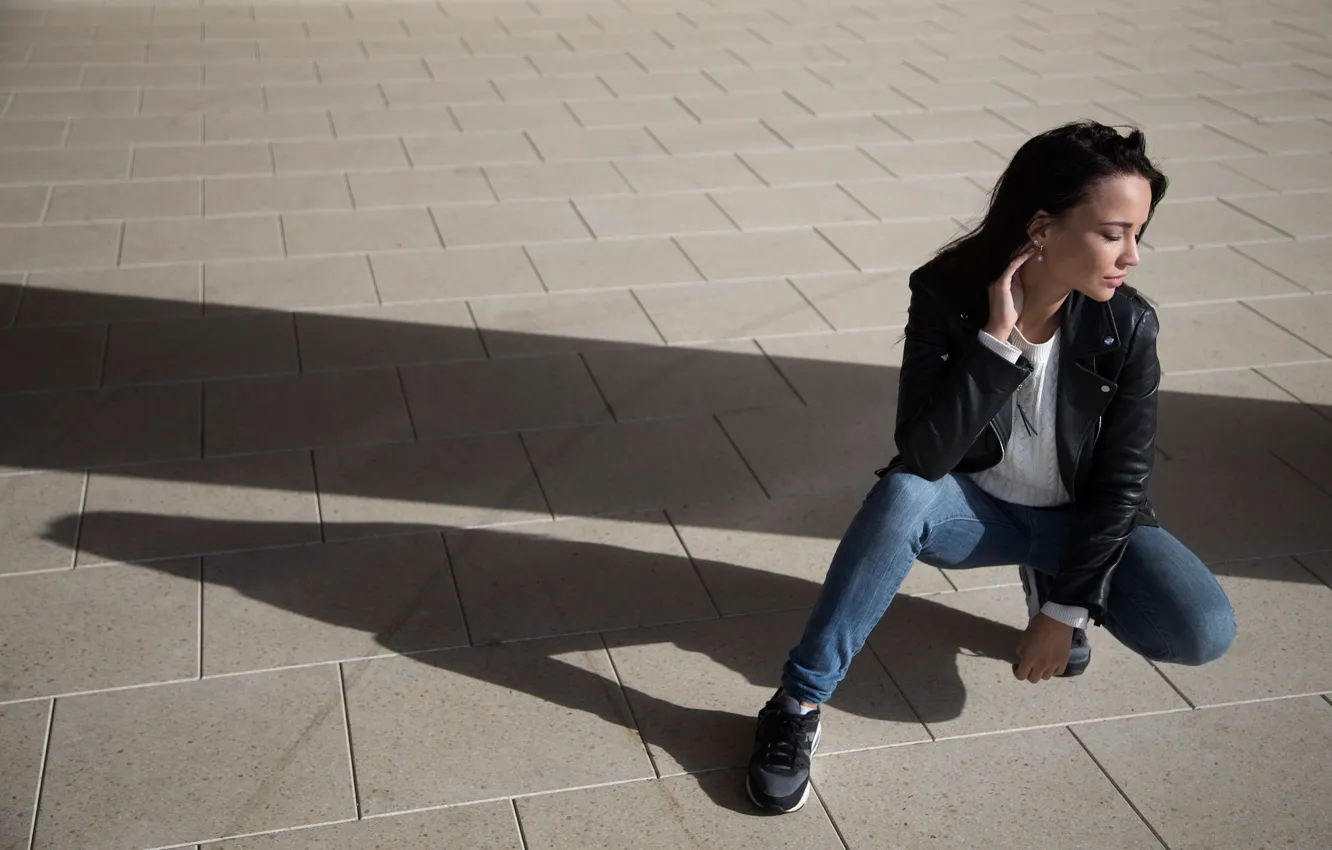 Photo wallpaper the sun, pose, model, portrait, shadow, jeans, makeup, brunette