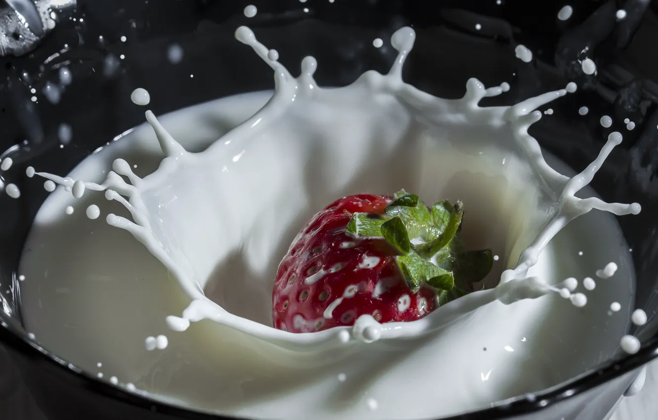 Photo wallpaper squirt, milk, strawberry
