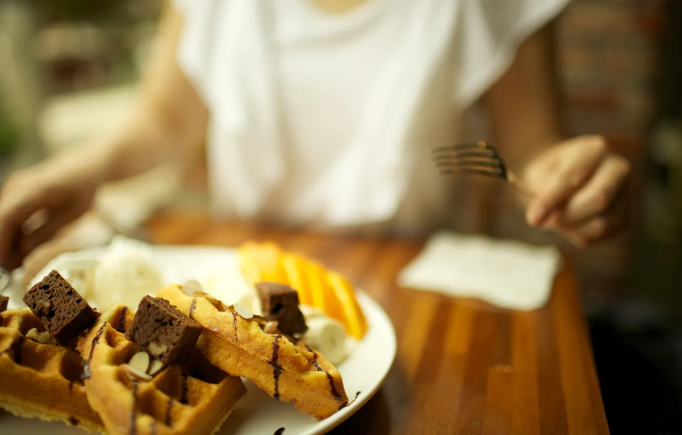 Photo wallpaper macro, table, plate, cake, plug