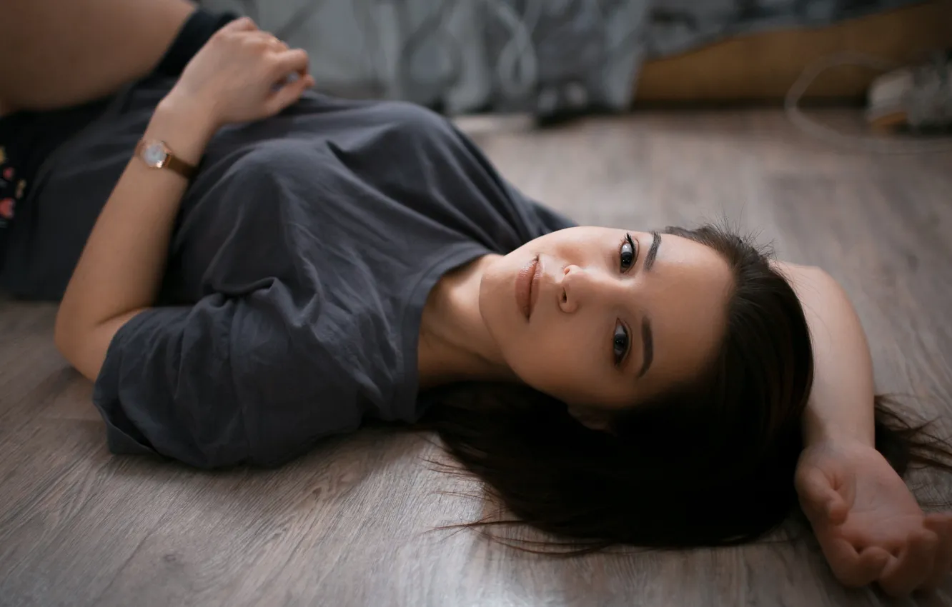 Photo wallpaper shorts, model, women, brunette, watch, t-shirt, looking at viewer, short shorts