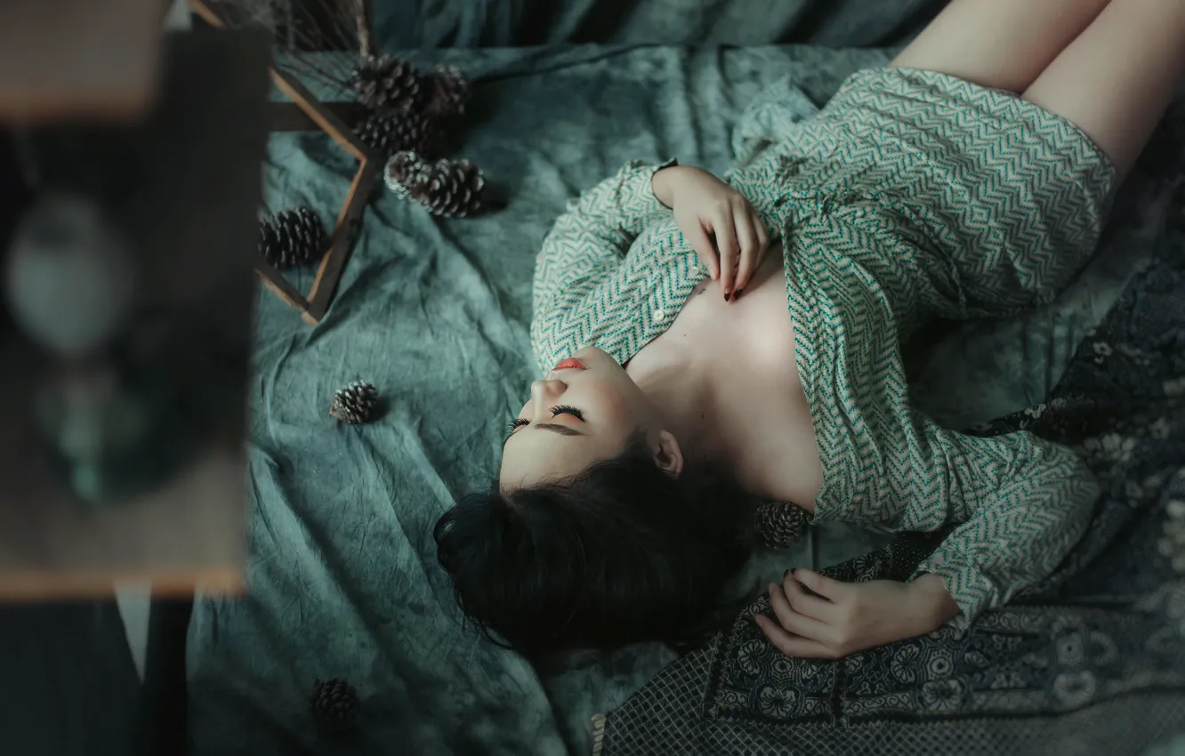 Photo wallpaper girl, face, green, sleep, dress, sleeping, lies, Asian