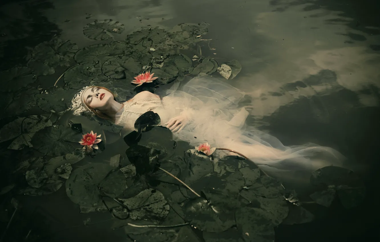 Photo wallpaper girl, in the water, Ophelia