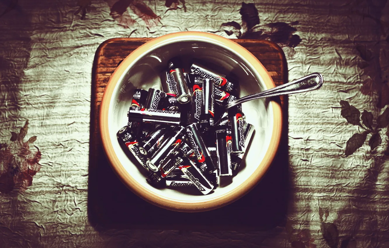 Photo wallpaper plate, spoon, battery, energizer