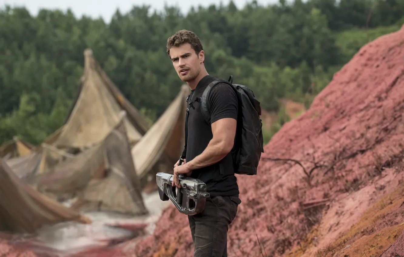 Photo wallpaper weapons, blur, frame, t-shirt, backpack, pants, Theo James, Theo James